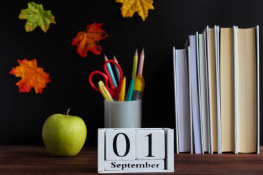 Okul konseptine geri dönelim. Okul kırtasiyesi ve takvimi 1 Eylül tarihli. Seçici odak.