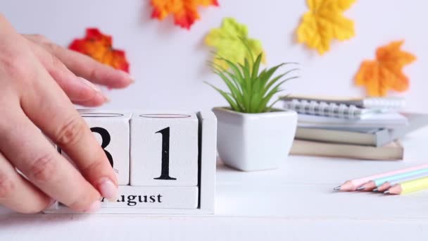 Torniamo al concetto di scuola. Le mani femminili sfogliano il calendario dal 31 agosto al 1 settembre sul desktop. Ciao autunno — Video Stock