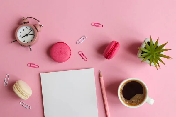 Werkplaats Met Notitieblok Potlood Wekker Plant Een Kopje Koffie Macarons — Stockfoto