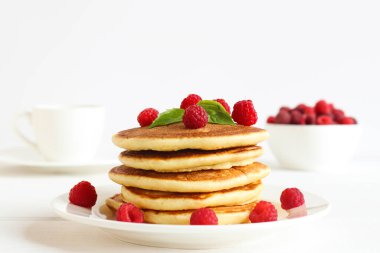 Ahududu ve fesleğenli leziz gözlemeler, seçici odaklanma. Lezzetli bir kahvaltı. Restoran menüsü