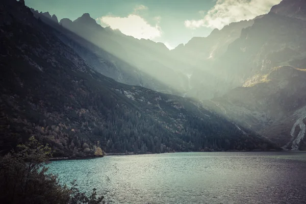 Zelená voda horské jezero Morskie Oko, Tatry, Polsko — Stock fotografie