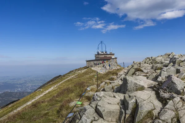 Chemin sur le versant escarpé de Kasprowy Wierch dans les montagnes Tatra et — Photo