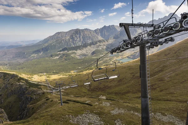 Teleférico en Kasprowy Wierch pico en las montañas de Tatra, Polonia . — Foto de Stock