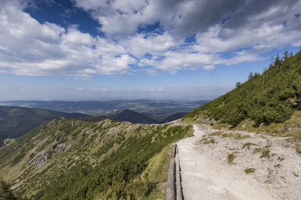Vista dei Monti Tatra dal sentiero escursionistico. Polonia. L'Europa . — Foto Stock