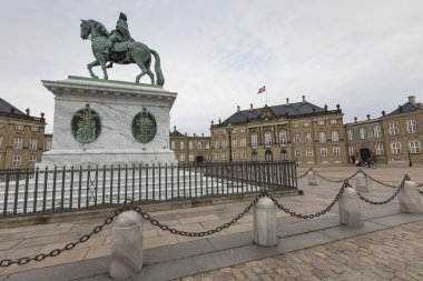 Kopenhag, Danimarka-Eylül 8: Castle Amalienborg heykeli ile