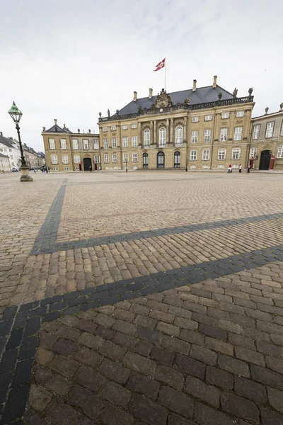 COPENHAGEN, DINAMARCA 8 DE SEPTIEMBRE: Castillo Amalienborg con estatua —  Fotos de Stock