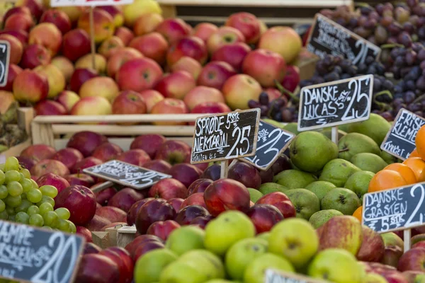 Pommes vertes et rouges sur le marché local à Copenhague, Danemark . — Photo