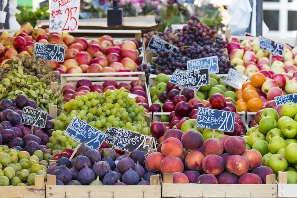 Gröna och röda äpplen i lokala marknaden i Köpenhamn, Danmark. — Stockfoto