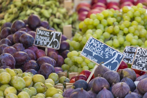 Gröna och röda äpplen i lokala marknaden i Köpenhamn, Danmark. — Stockfoto