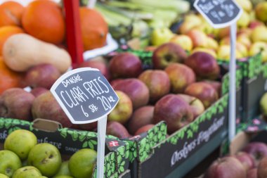 yeşil ve Kırmızı elma yerel Pazar, Kopenhag, Danimarka.