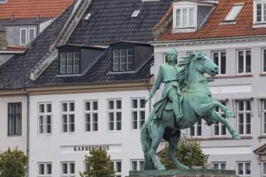 Ana bina ve İsa'nın önünde Platz önden görünümü