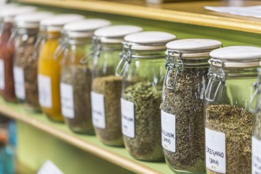 Cam Kavanoz marrake herbalist Dükkanı raflardaki ürün çeşitliliği