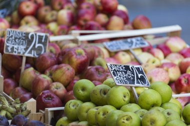 taze meyve çiftlik pazarında, Kopenhag, Danimarka.