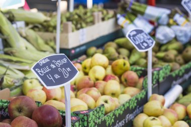 yeşil ve Kırmızı elma yerel Pazar, Kopenhag, Danimarka.
