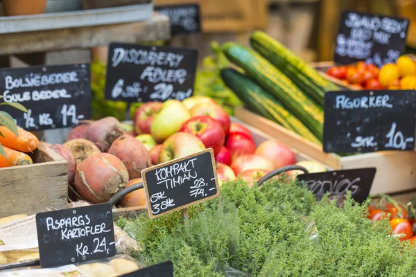 Fresh and organic vegetables at farmers market — Stock Photo, Image