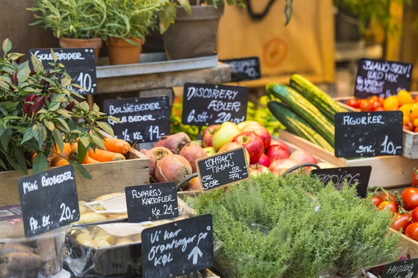 Fresh and organic vegetables at farmers market — Stock Photo, Image