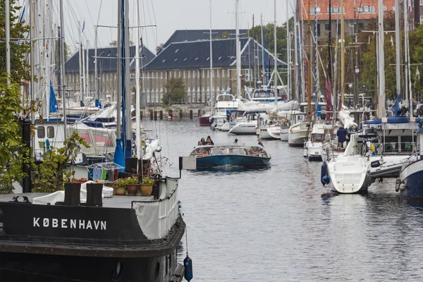 Köpenhamn-8 September: Copenhagen kanalen med båtar på — Stockfoto