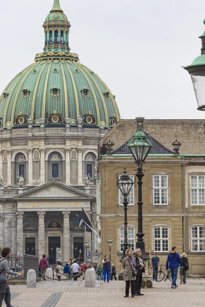 COPENHAGEN, DINAMARCA 8 DE SEPTIEMBRE: Castillo Amalienborg con estatua —  Fotos de Stock