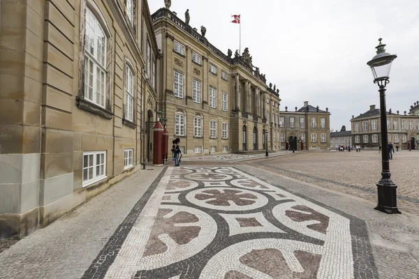 COPENAGEN, DANIMARCA-SETTEMBRE 8: Castello di Amalienborg con statua — Foto Stock