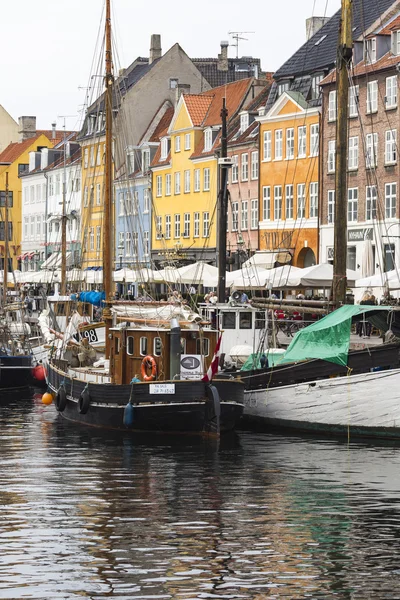 COPENHAGEN - SEPTEMBER 07: Yachts in NYHAVN on September 07, 201 — Stock Photo, Image