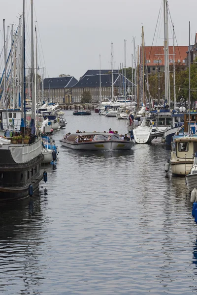 Köpenhamn-8 September: Copenhagen kanalen med båtar på — Stockfoto