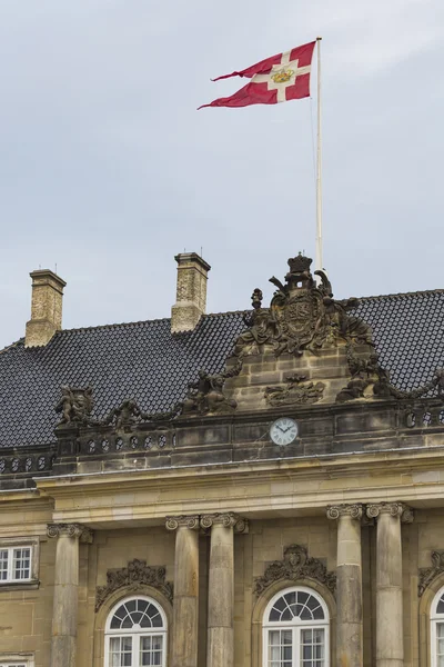 COPENHAGEN, DINAMARCA 8 DE SEPTIEMBRE: Castillo Amalienborg con estatua — Foto de Stock