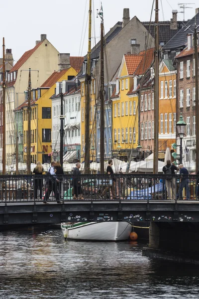 COPENHAGEN - SEPTEMBER 07: Yachts in NYHAVN on September 07, 201 — Stock Photo, Image