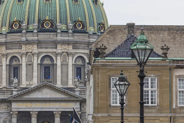 COPENHAGUE, DANEMARK - 8 SEPTEMBRE : Château d'Amalienborg avec statue — Photo