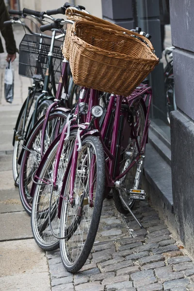 Klassiska vintage retro staden cykel i Köpenhamn, Danmark — Stockfoto