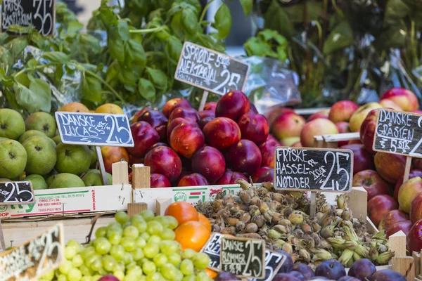 Fresh fruits on a farm market in Copenhagen, Denmark. — Stock Photo, Image