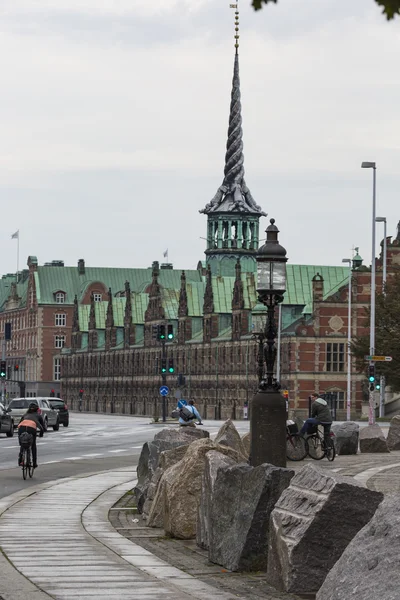 COPENHAGEN, DINAMARCA-SETEMBRO 8: Edifício antigo da bolsa de valores em — Fotografia de Stock