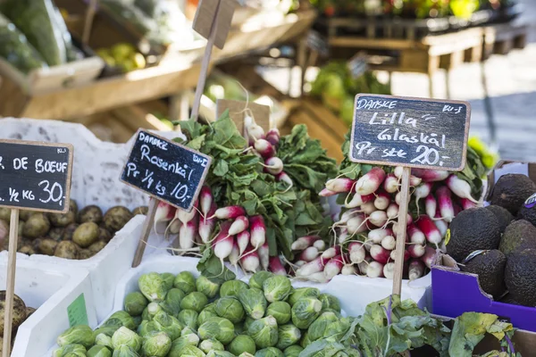 Produtos hortícolas frescos e biológicos no mercado dos agricultores — Fotografia de Stock