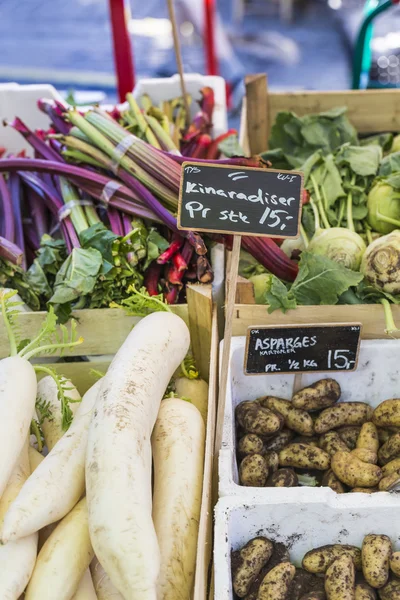 Produtos hortícolas frescos e biológicos no mercado dos agricultores — Fotografia de Stock