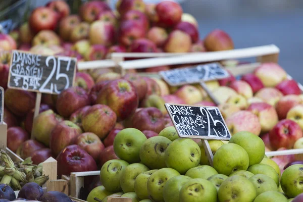 Świeże owoce na rynku gospodarstwa w Kopenhadze, dania. — Zdjęcie stockowe