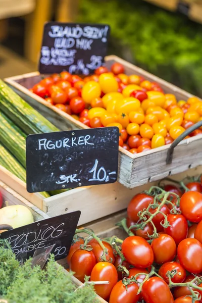 Pomodori appena raccolti in vendita al mercato agricolo locale. Copenhage — Foto Stock