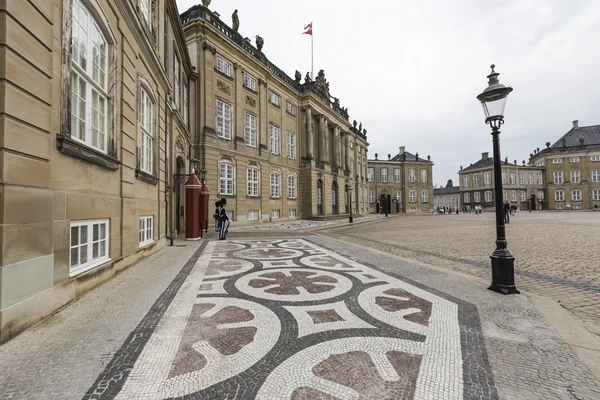 Kodaň, Dánsko-8. září: zámek Amalienborg se socha — Stock fotografie