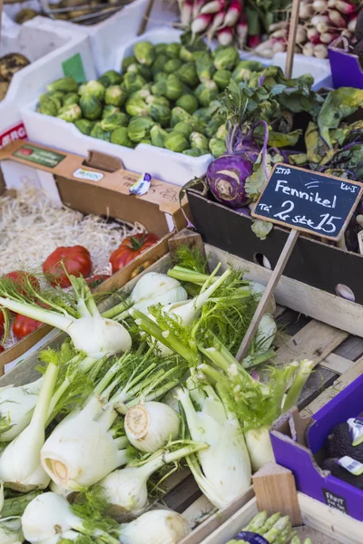 Ortaggi freschi e biologici sul mercato agricolo — Foto Stock