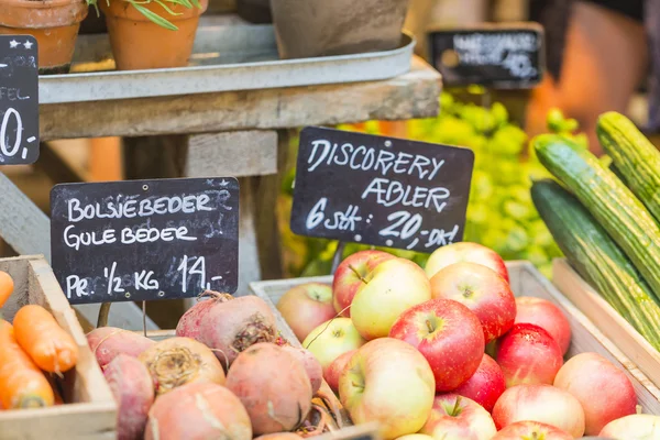 Gröna och röda äpplen i lokala marknaden i Köpenhamn, Danmark. — Stockfoto
