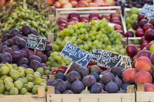 Manzanas verdes y rojas en el mercado local en Copenhague, Dinamarca . —  Fotos de Stock