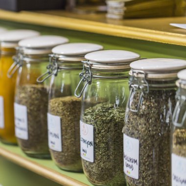 Cam Kavanoz marrake herbalist Dükkanı raflardaki ürün çeşitliliği