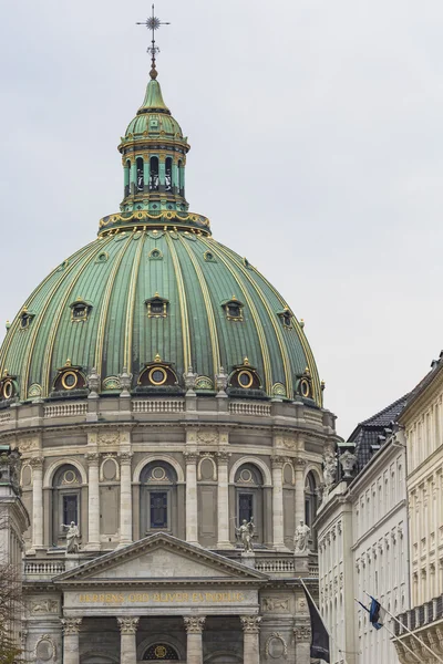 Copenhagen, Denemarken-8 September: Kasteel Amalienborg met standbeeld — Stockfoto