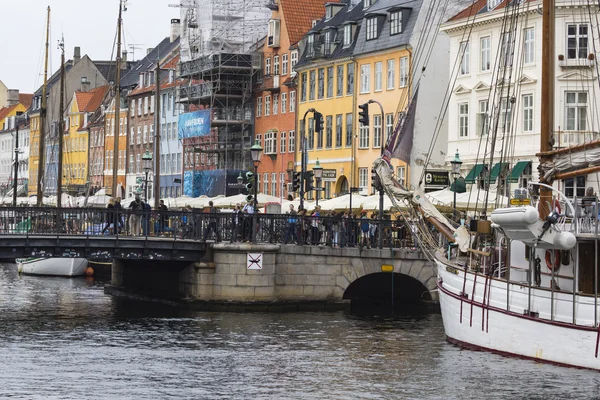 COPENHAGEN - SEPTEMBER 07: Yachts in NYHAVN on September 07, 201 — Stock Photo, Image