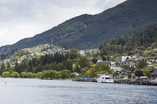QUEENSTOWN, NZ - JAN 12:Queenstown and Lake Wakatipu on Jan 15 2 — Stock Photo, Image