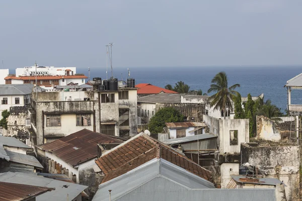 Op het dak uitzicht over de Afrikaanse stad van stonetown zanzibar weergegeven: — Stockfoto