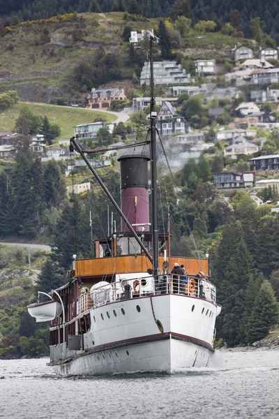 QUEENSTOWN, NZ - NOV 12: TSS Earnslaw on November 15 2014.It 's on — стоковое фото