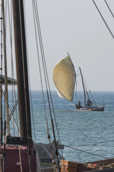 ザンジバルの透明な青緑色の水の上の木製帆船 (ダウ) — ストック写真
