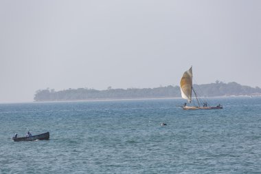 Zanzibar açık turkuaz su ahşap yelkenli (dhow) 
