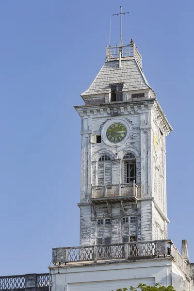 Klok op de klokkentoren van de Stone Town palace museum (huis voor wo — Stockfoto