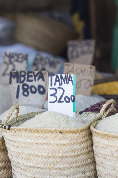 Традиційний продовольчий ринок у Занзібарі (Африка).. — стокове фото
