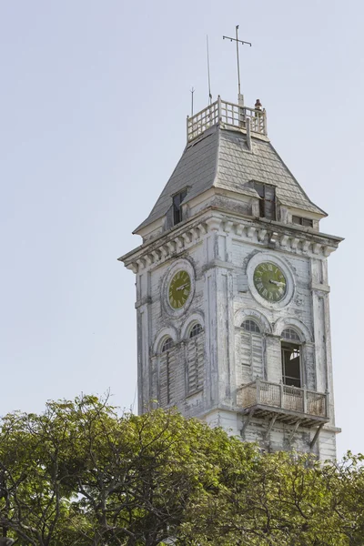 Reloj en el campanario del museo del palacio de Stone Town (casa de wo —  Fotos de Stock
